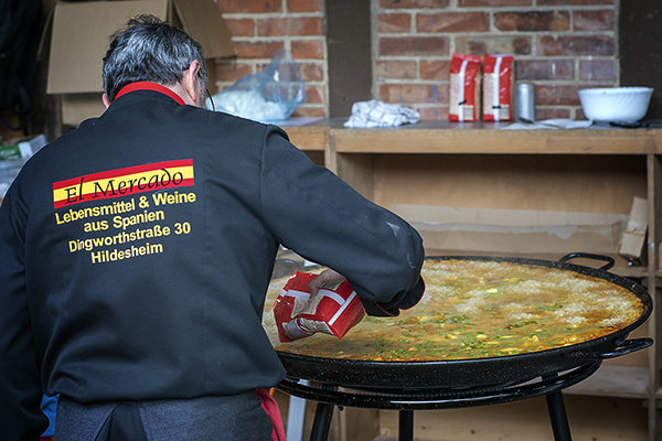 Preparación de una paella tradicional por El Mercado Hildesheim